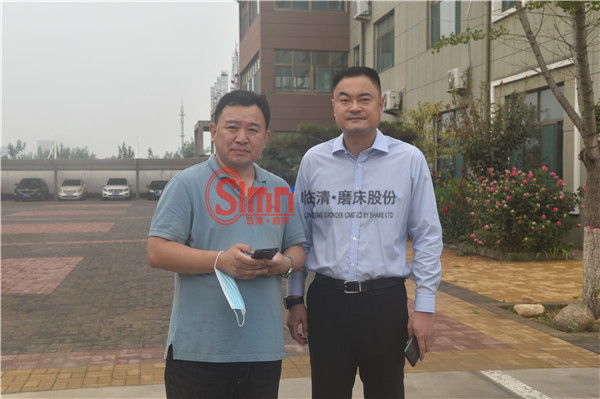 陳總與參觀的領導合影